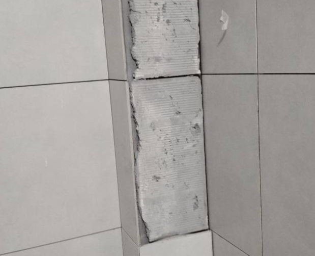 登封瓷砖空鼓维修公司分享下瓷砖施工前基层浇水润湿程度不足，可能导致以下问题